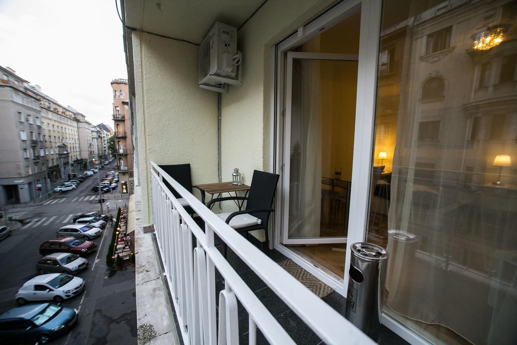Downtown With Balcony & Optional Garage & Restaurant In The Building Apartmán Budapešť