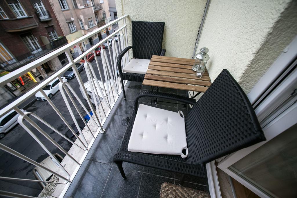 Downtown With Balcony & Optional Garage & Restaurant In The Building Budapešť