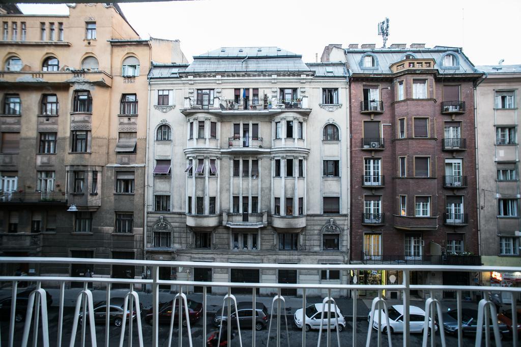 Downtown With Balcony & Optional Garage & Restaurant In The Building Apartmán