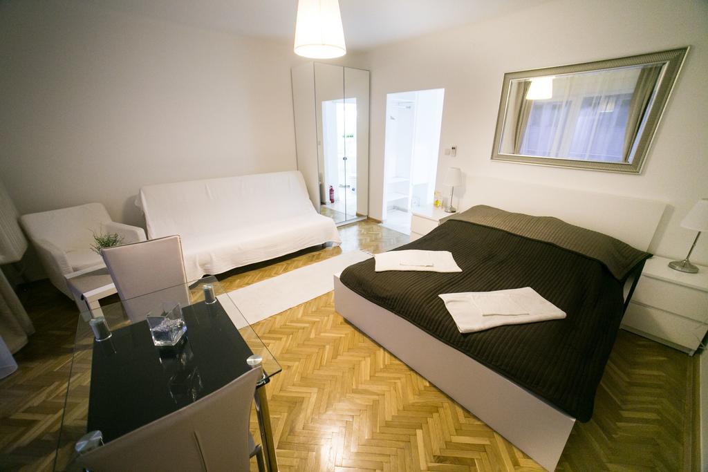 Downtown With Balcony & Optional Garage & Restaurant In The Building Budapešť