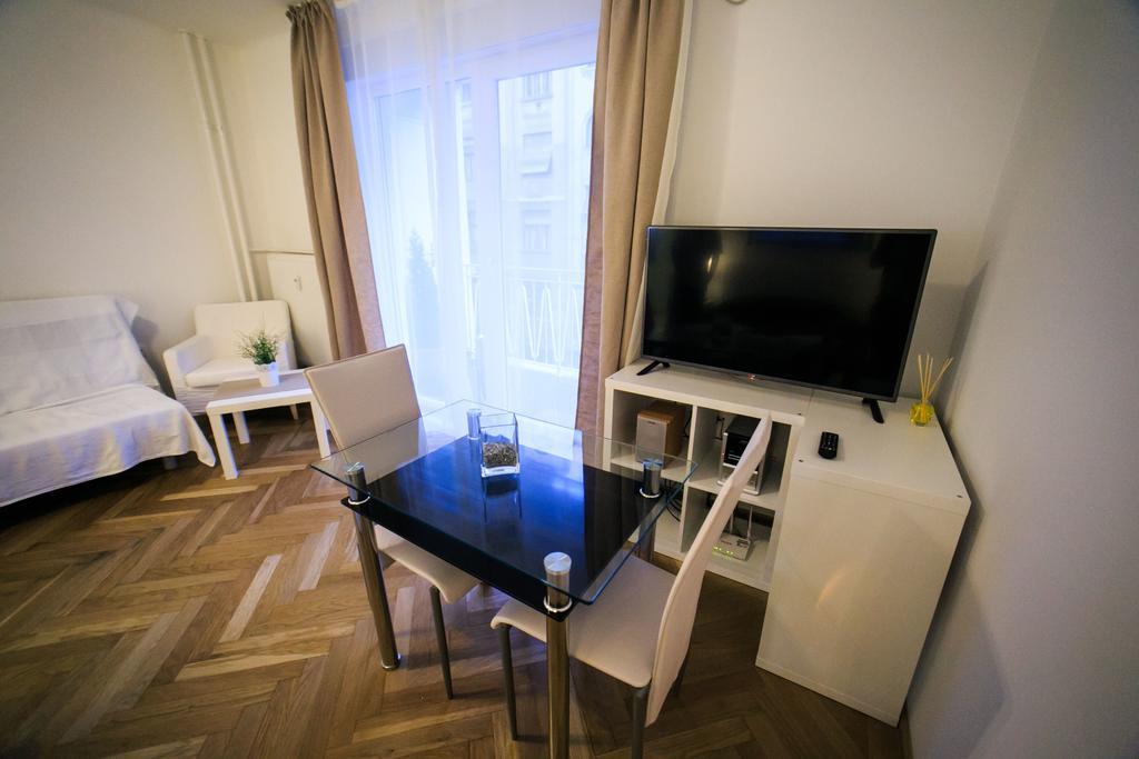 Apartmán Downtown With Balcony & Optional Garage & Restaurant In The Building Budapešť