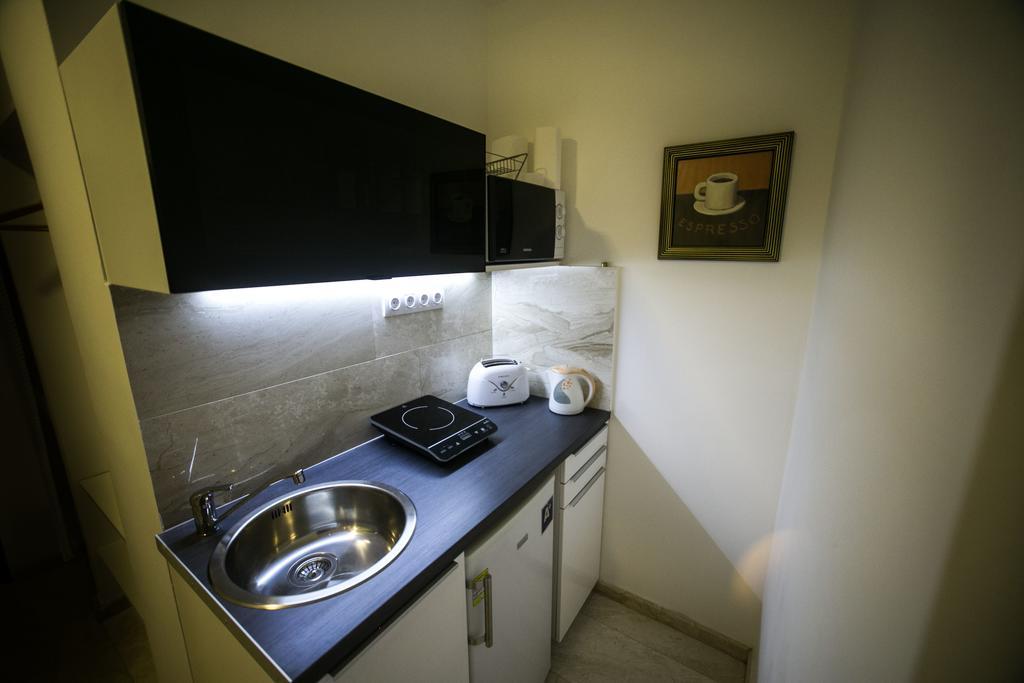 Downtown With Balcony & Optional Garage & Restaurant In The Building Apartmán Budapešť