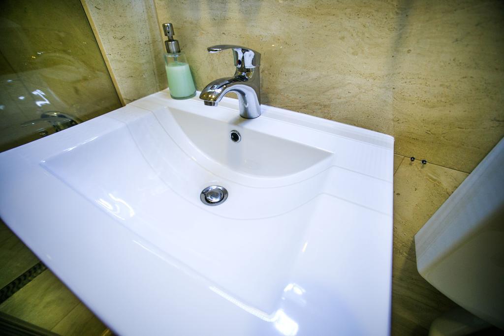 Apartmán Downtown With Balcony & Optional Garage & Restaurant In The Building Budapešť