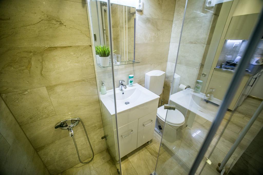 Downtown With Balcony & Optional Garage & Restaurant In The Building * Budapešť
