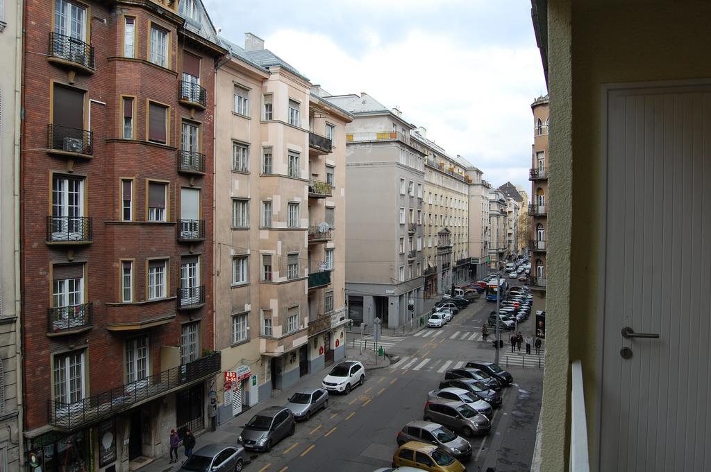 Downtown With Balcony & Optional Garage & Restaurant In The Building Apartmán Budapešť