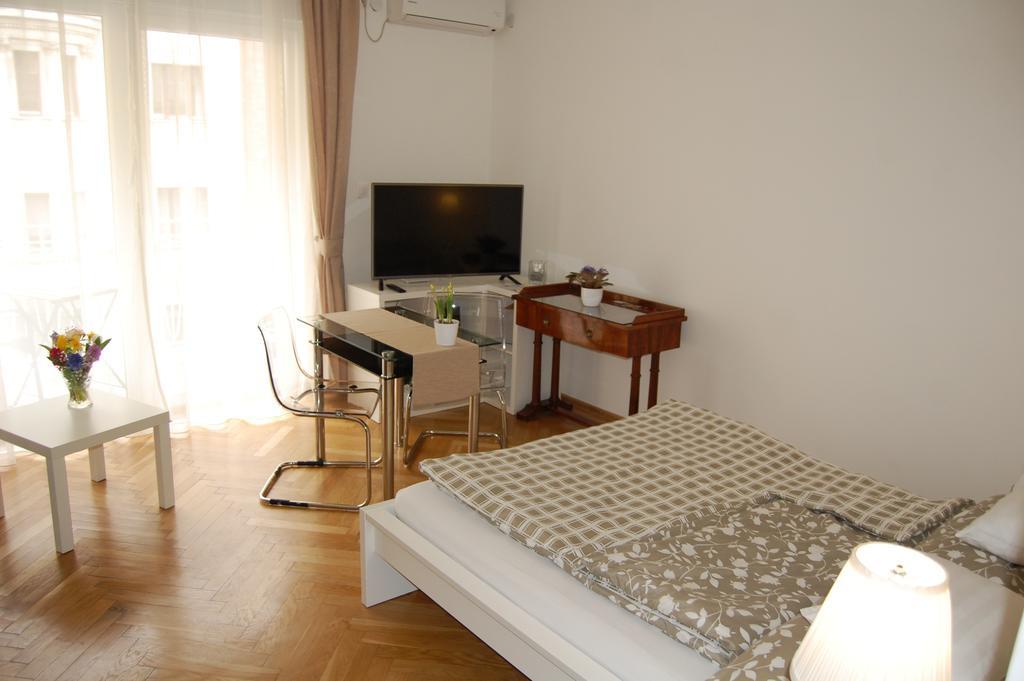 Downtown With Balcony & Optional Garage & Restaurant In The Building Apartmán Budapešť
