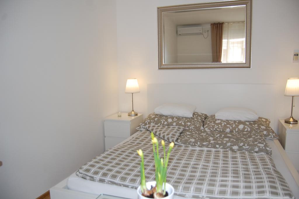 Downtown With Balcony & Optional Garage & Restaurant In The Building Apartmán