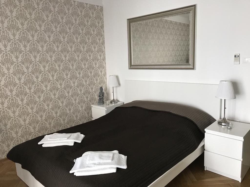 Downtown With Balcony & Optional Garage & Restaurant In The Building Apartmán *