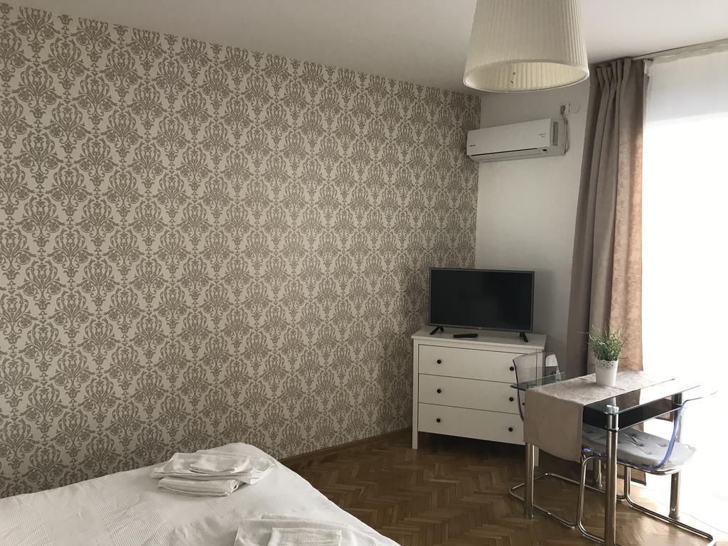 Apartmán Downtown With Balcony & Optional Garage & Restaurant In The Building