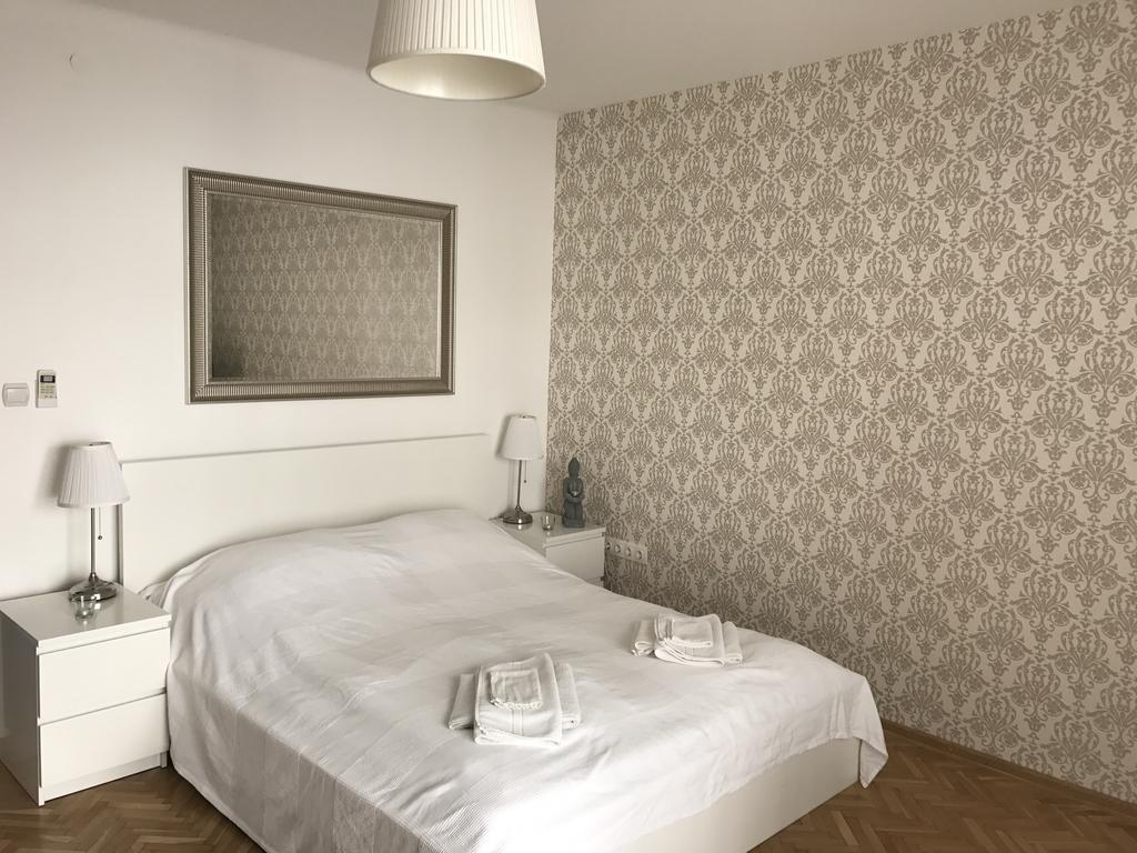 Downtown With Balcony & Optional Garage & Restaurant In The Building Apartmán Budapešť