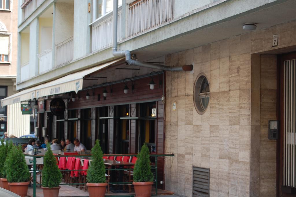 Downtown With Balcony & Optional Garage & Restaurant In The Building Apartment *